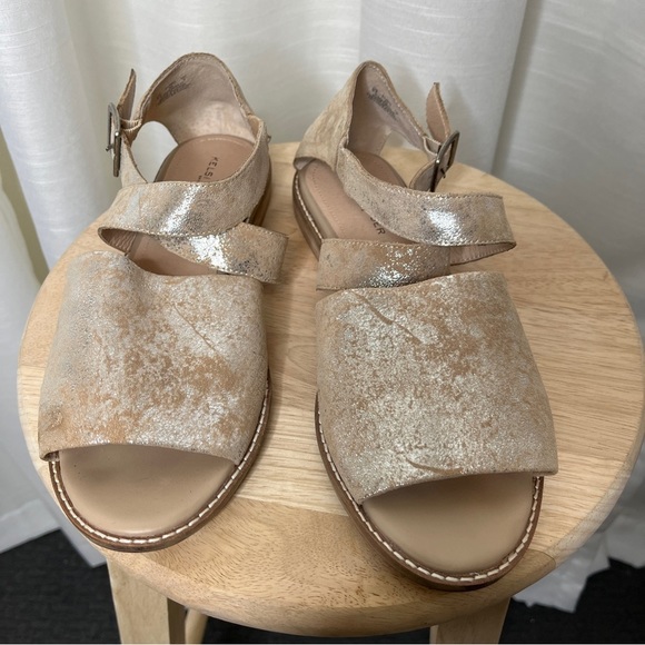 Kelsi Dagger gold sandals - Picture 2 of 11